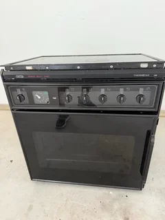Defy 700 Oven, Hob &#43; 900 Extractor - R 2700 all