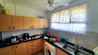 SEAVIEW FLAT IN AMANZIMTOTI FOR SALE!