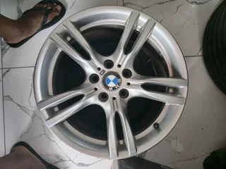 Bmw 18 inch Msport Rear rim. (One only)
