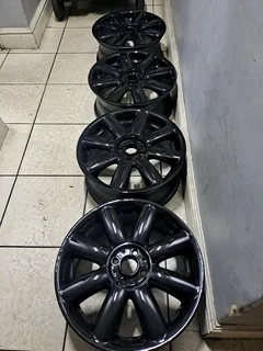 17inch 8 Bar mags 4/100pcd 7j gloss black with centre caps R6000 .072.773.4150.