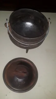 fallkirk no2 potjie pot needs an(easy) clean up no lid but otherwise good condition