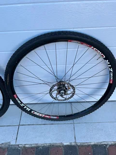 GRAVEL SPECIALIST: Custom ZTR Crest Wheelset with Stan&#39;s 3.30 Hubs