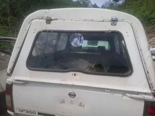 2020 Nissan np300 canopy