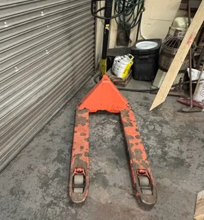 Pallet jack, toyota brand,  slightly used excellent condition 4000 neg