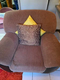 LOUNGE SUITE FOR SALE