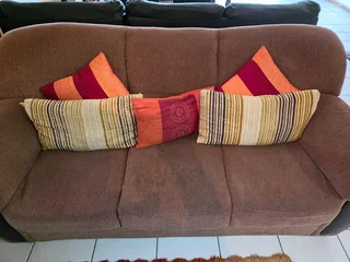 LOUNGE SUITE FOR SALE