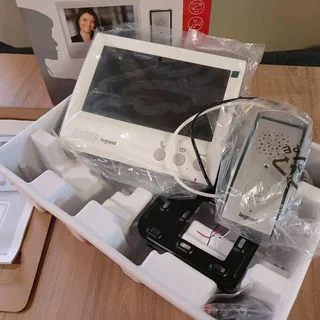 Legrand 7&#34; Wired Video Intercom Kit C/w Rainshield
