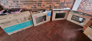 Cracked Screen 32inch Tvs - New In The Box With Remotes For Parts.0️⃣7️⃣2️⃣3️⃣9️⃣2️⃣5️⃣7️⃣5️⃣6️⃣