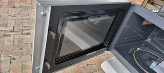 RUSSELL HOBBS 30L MWO BRAND NEW FULLY FUNCTIONAL (CAN BE USED FOR PARTS )0️⃣7️⃣2️⃣3️⃣9️⃣2️⃣5️⃣7️⃣5️⃣