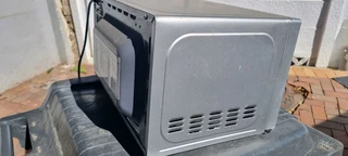 RUSSELL HOBSS 20LT MICROWAVE - FOR SPARES BUT TURNS ON &amp; SPARKING