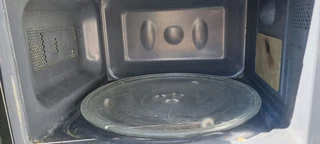 RUSSELL HOBSS 20LT MICROWAVE - FOR SPARES BUT TURNS ON &amp; SPARKING