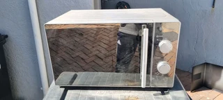 RUSSELL HOBSS 20LT MICROWAVE - FOR SPARES BUT TURNS ON &amp; SPARKING