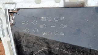 WHIRLPOOL AKT 8210 LX GLASS HOB (CRACKED) BRAND NEW - FOR SPARES R1,500