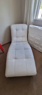 Chaise Chair In White Leather Hardly Used 0️⃣7️⃣2️⃣3️⃣9️⃣2️⃣5️⃣7️⃣5️⃣6️⃣