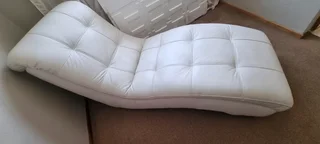 CHAISE CHAIR IN WHITE LEATHER HARDLY USED 0️⃣7️⃣2️⃣3️⃣9️⃣2️⃣5️⃣7️⃣5️⃣6️⃣