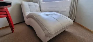 CHAISE CHAIR IN WHITE LEATHER HARDLY USED 0️⃣7️⃣2️⃣3️⃣9️⃣2️⃣5️⃣7️⃣5️⃣6️⃣