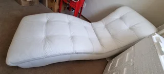 CHAISE CHAIR IN WHITE LEATHER HARDLY USED 0️⃣7️⃣2️⃣3️⃣9️⃣2️⃣5️⃣7️⃣5️⃣6️⃣