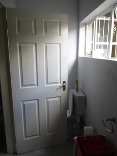 Large 1 Bedroom garden cottage to let, Ontdekkers road,Ontdekkers park.Available.