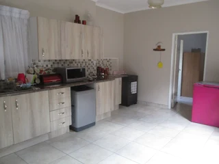 Large 1 Bedroom garden cottage to let, Ontdekkers road,Ontdekkers park.Available.