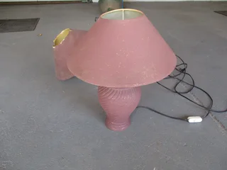 2 bedside lamps