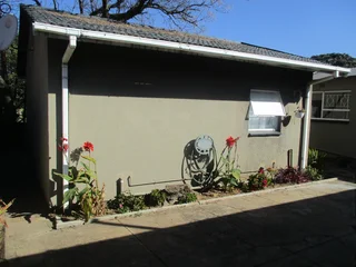 Bachelor garden cottage to let, Constantia kloof border, Ontdekkers park.
