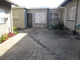 Bachelor garden cottage to let, Constantia kloof border, Ontdekkers park.