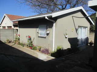 Bachelor garden cottage to let, Constantia kloof border, Ontdekkers park.