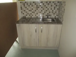 Bachelor garden cottage to let, Constantia kloof border, Ontdekkers park.