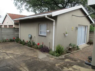 Bachelor garden cottage to let, Constantia kloof border, Ontdekkers park.