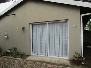 Bachelor garden cottage to let, Constantia kloof border, Ontdekkers park.