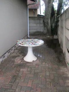 Bachelor garden cottage to let, Constantia kloof border, Ontdekkers park.