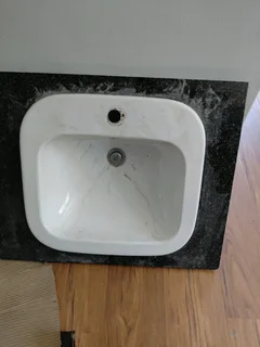 60 cm porcelain basin with granite top