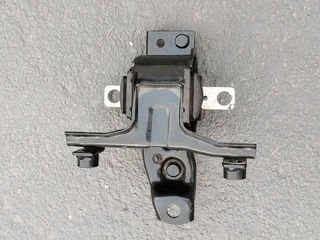Polo Vivo engine mounting
