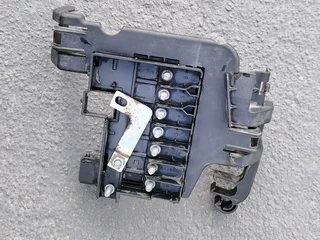 Polo battery top fuse tray