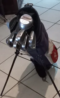 GOLF SET FOR SALE WITH TONY PENNA BAG AND STAND.