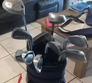 GOLF SET FOR SALE WITH TONY PENNA BAG AND STAND.
