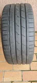 Hankook 235 40 19inch Single Tyre 80% Thread Available