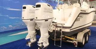 BOSTON WHALER 255 CONQUEST ON TRAILER 2 X 200 HP SUZUKI 4 STROKES