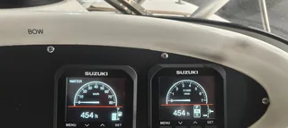 BOSTON WHALER 255 CONQUEST ON TRAILER 2 X 200 HP SUZUKI 4 STROKES