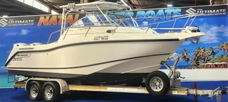 BOSTON WHALER 255 CONQUEST ON TRAILER 2 X 200 HP SUZUKI 4 STROKES
