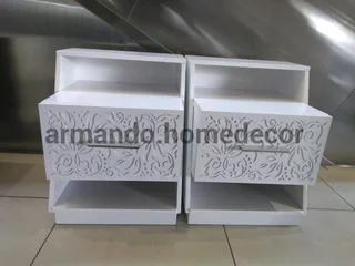 Set of 2 white bedside tables