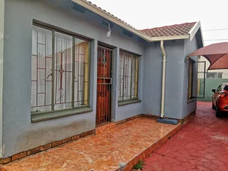 Move in ready rental 3 bedroom house available in Pretoria west