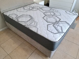 Bed Square Maxi Mattress and Base Combo (S: Queen)