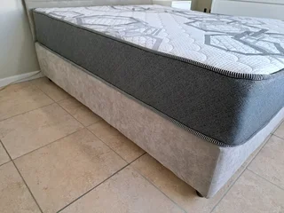 Bed Square Maxi Mattress and Base Combo (S: Queen)