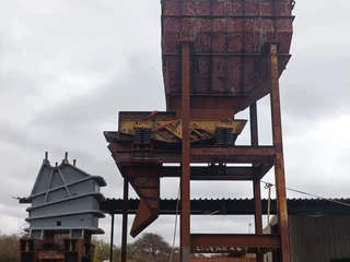 8 Cube Feed Bin & Scalping Screen