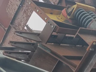 8 CUBE FEED BIN &amp; SCALPING SCREEN