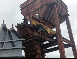 8 CUBE FEED BIN &amp; SCALPING SCREEN