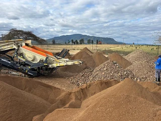 METSO LOKOTRAK ST2. 3 MOBILE SCALPING SCREEN