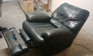 Electric Recliner in full Genuine Leather. As newr Re