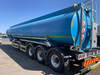 2016 Henred Fruehauf Tri axle Fuel tanker 50000Lt